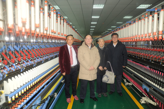 中國工程院院士姚穆（左三）、中國紡織工業聯合會副會長高勇（左二）、中國紡織機械器材工業協會理事長王樹田（右一）與同和公司崔桂生董事長（左一）在同和鑒定會設備測試現場